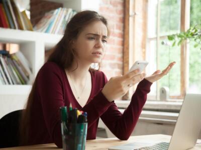 ragazza donna nervosa telefono