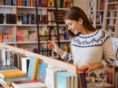 ragazza libreria biblioteca libri