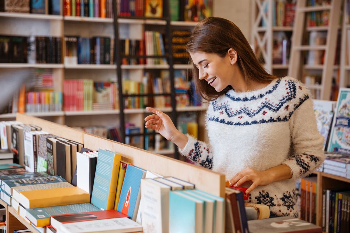 ragazza libreria biblioteca libri