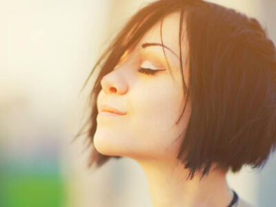 Una ragazza rilassata respira e si gode il tramonto