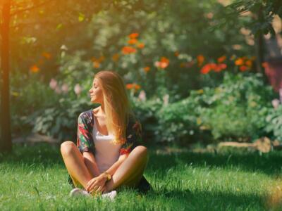 Ragazza seduta in un parco