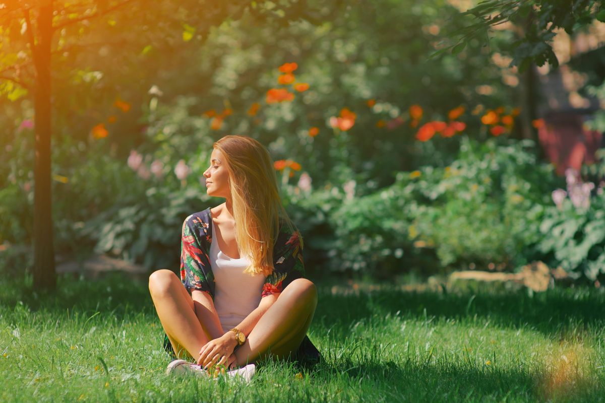 Ragazza seduta in un parco