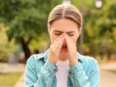 Ragazza che starnutisce