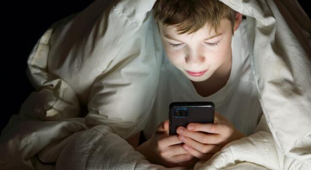 Aumento dei disturbi del sonno tra i giovani in pandemia: troppe ore davanti agli schermi