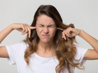 Ragazza che si tappa le orecchie