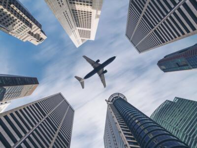 Un aereo sorvola i cieli del centro di Singapore