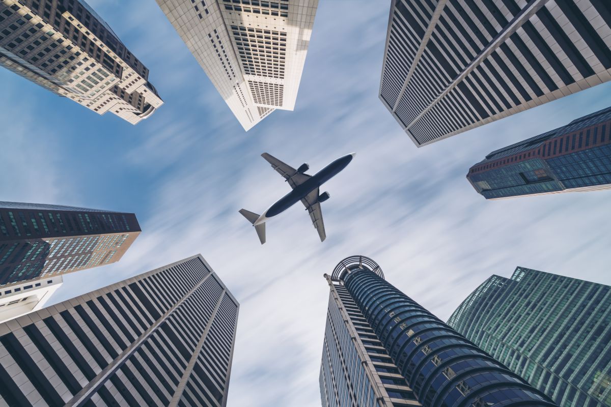 Un aereo sorvola i cieli del centro di Singapore