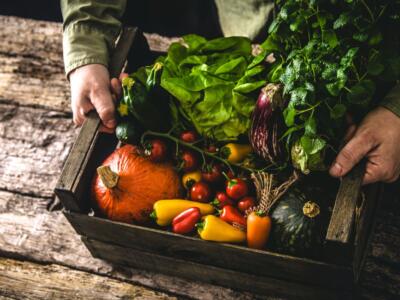 Un uomo acquista ortaggi bio