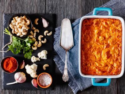 Una teglia di cavolfiore vegano accompagnato da anacardi e spezie