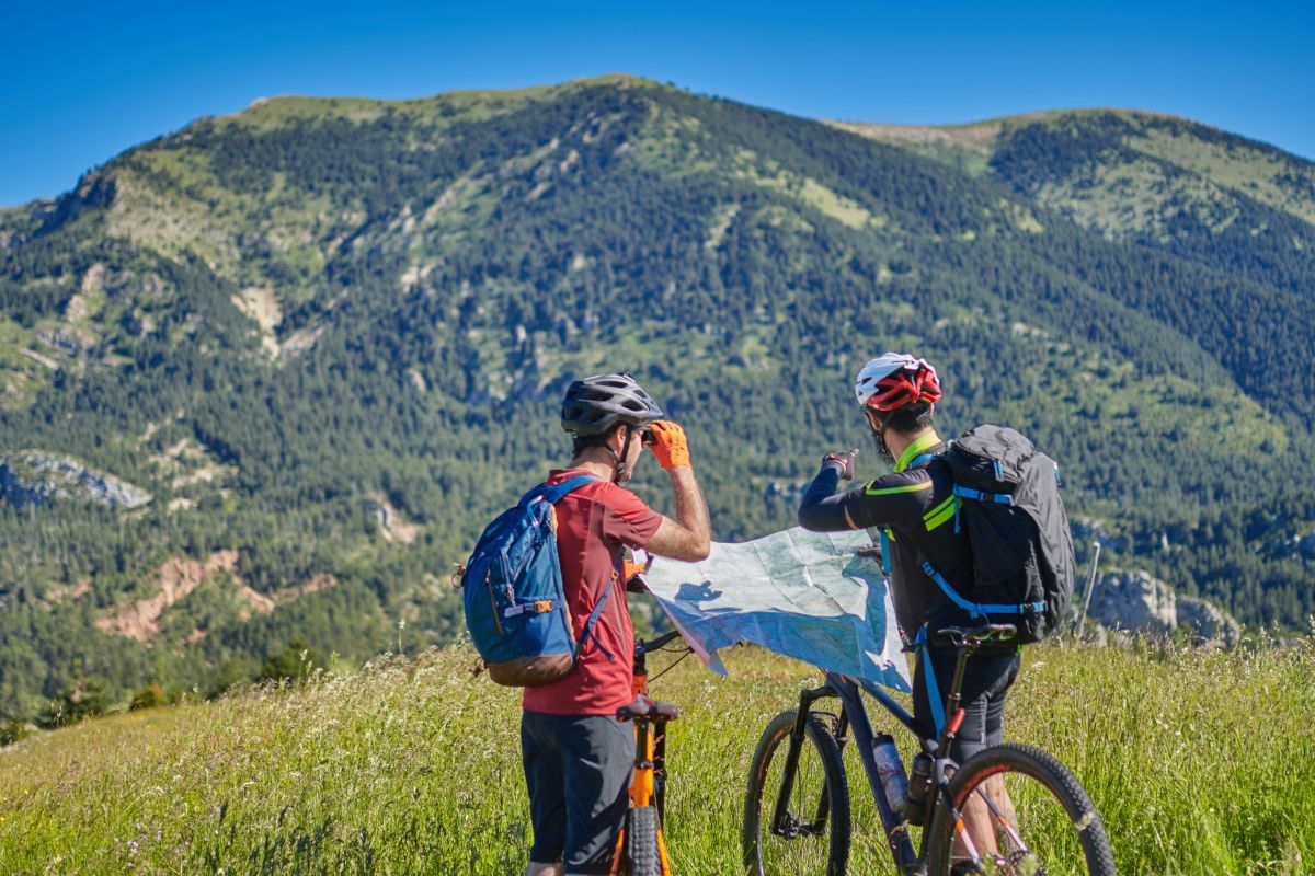 Ciclisti controllano il percorso sulla mappa