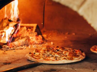 Una pizzeria con forno a legna