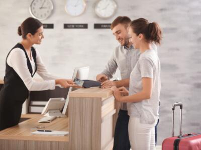 Coppia paga stanza reception hotel