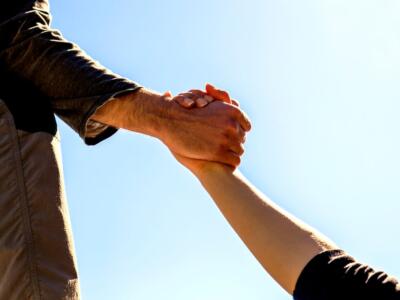 Mani aiutano in segno di solidarietà