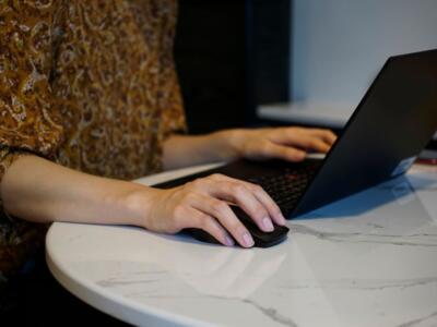 Una ragazza al computer