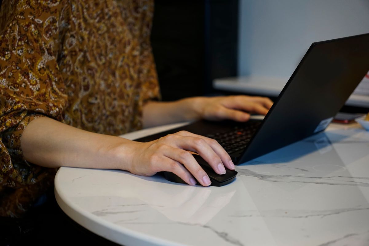 Una ragazza al computer