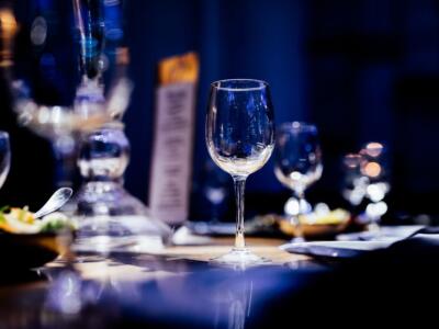 Il tavolo prenotato di un ristorante di lusso