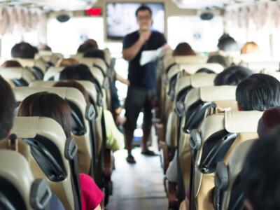 Una guida turistica su un bus privato