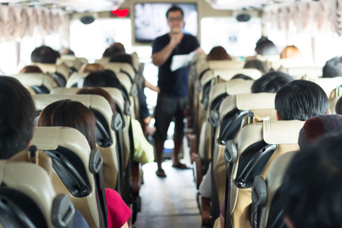 Una guida turistica su un bus privato