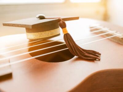 Un tocco sopra una chitarra