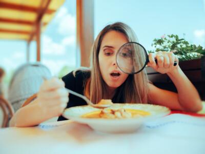 Donna ispeziona cibo