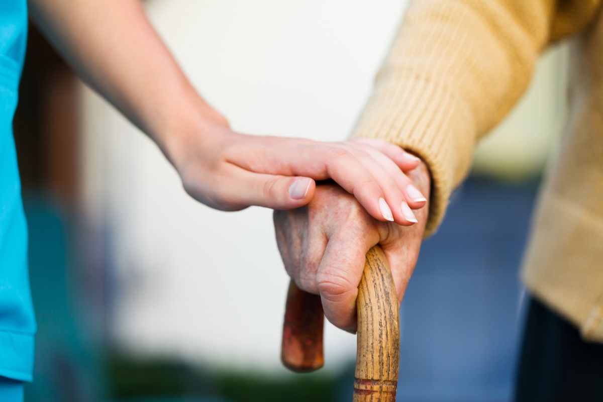 Un medico tiene la mano di un paziente anziano affetto da Alzheimer