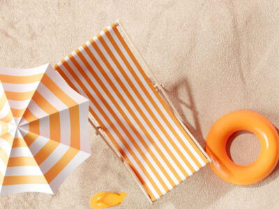 Ombrellone e sedia in spiaggia