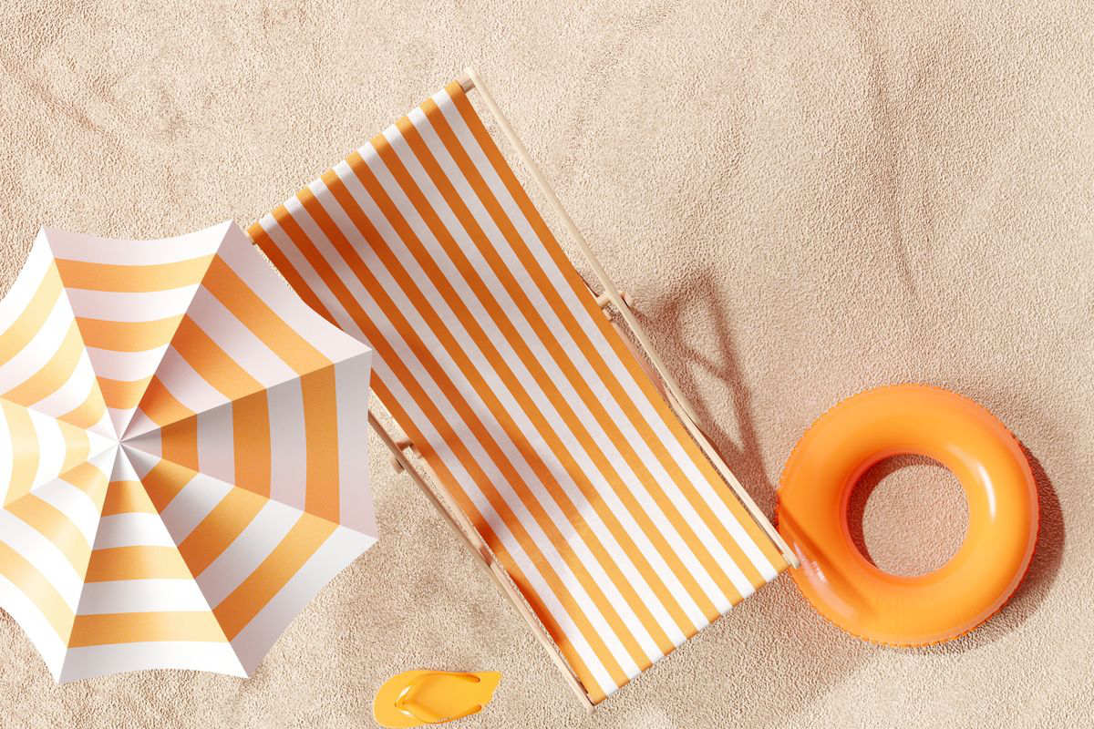 Ombrellone e sedia in spiaggia