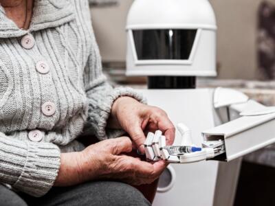 Un robot badante assiste un'anziana