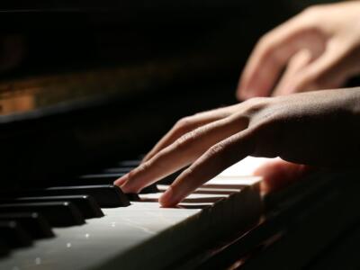 Un musicista suona il pianoforte