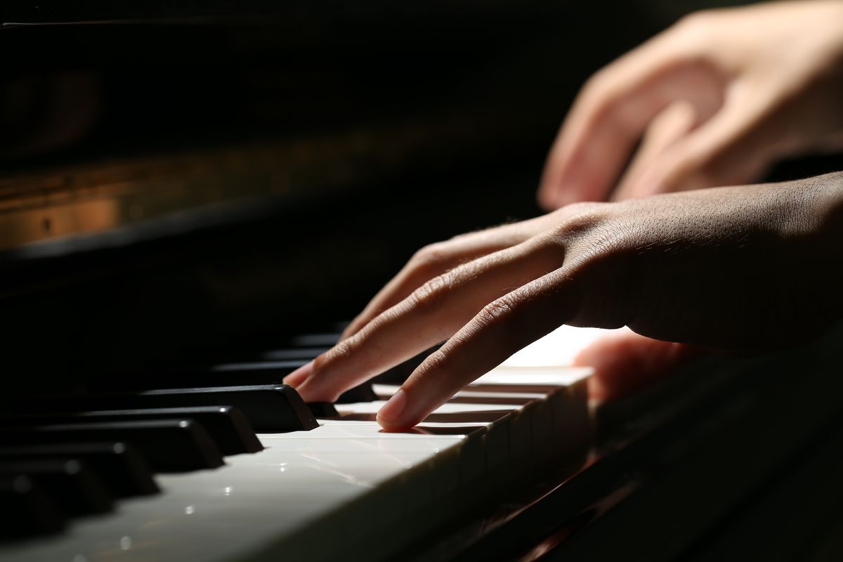 Un musicista suona il pianoforte