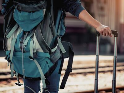 Turista attende treno