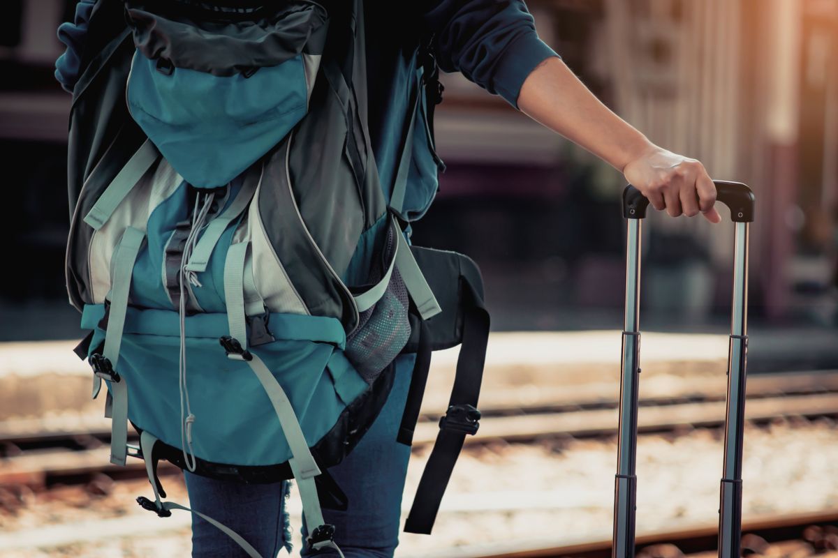 Turista attende treno