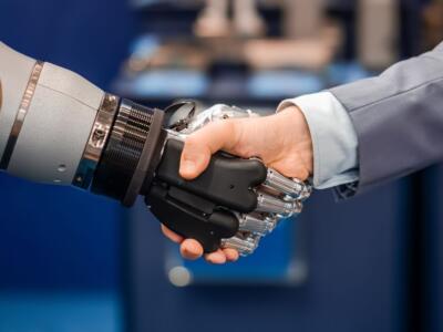 Uomo stringe mano a robot