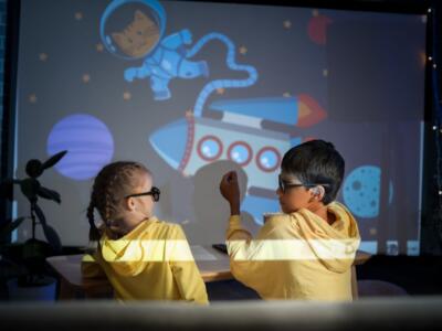 Bambini che guardano i cartoni