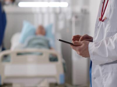 Un medico controlla i dati di un paziente sul tablet