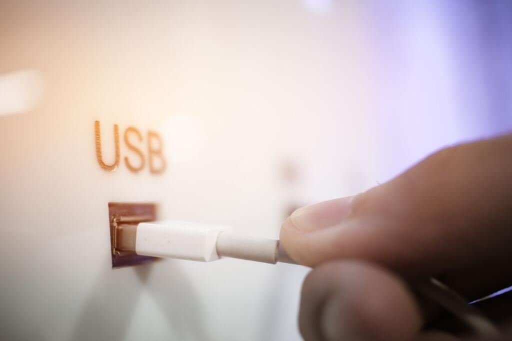 A cosa servono le chiavette USB nascoste nei muri di tutto il mondo?