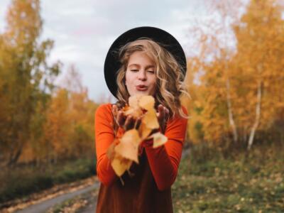 Ragazza e foglie d'autunno