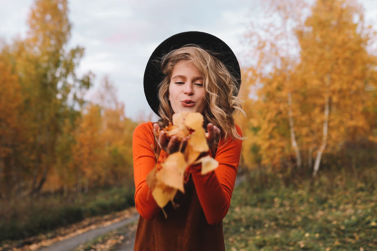 Ragazza e foglie d'autunno