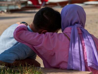 Una coppia di migranti neosposi