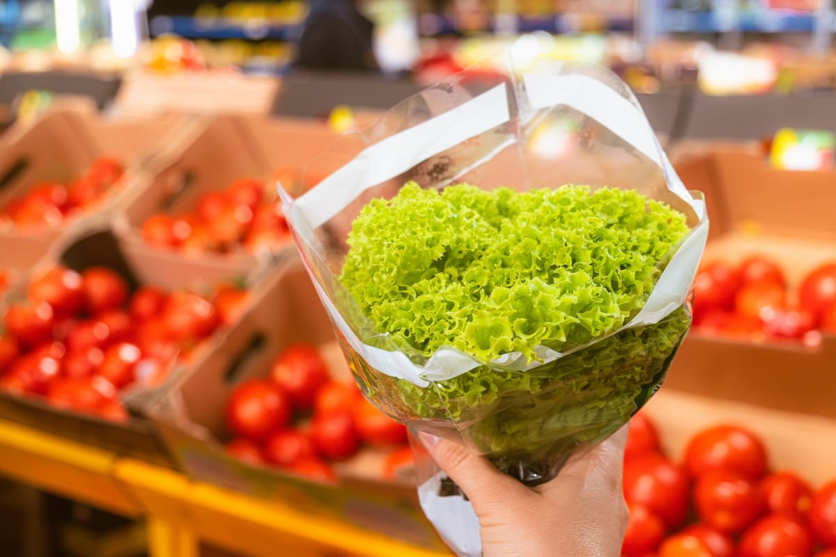 Un consumatore compra verdura al supermercato