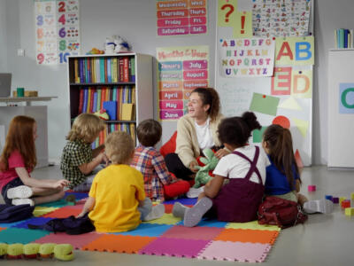 Una maestra all'asilo con i bambini