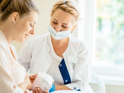 Mamma allatta neonato