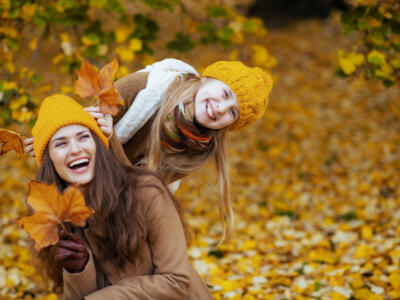 Mamma e figlia in paesaggio autunnale