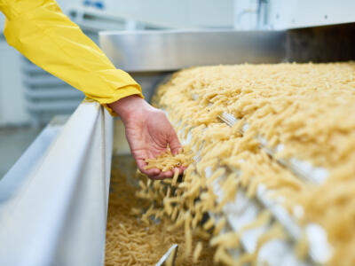 Una operaia al lavoro in una fabbrica di pasta