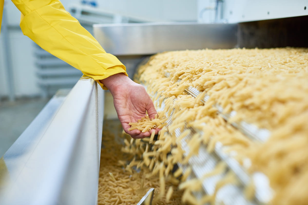 Una operaia al lavoro in una fabbrica di pasta