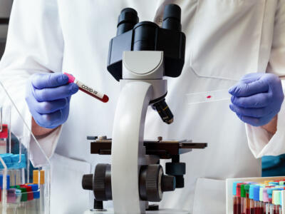 Uno scienziato in laboratorio