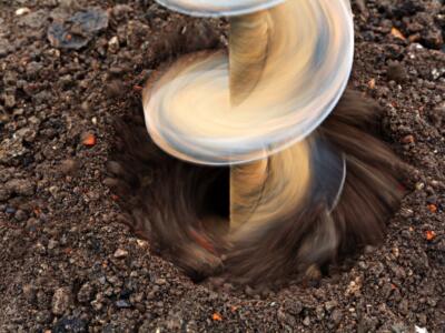 Una trivella perfora il terreno