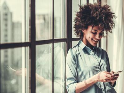 Ragazza che sorride e guarda il telefono