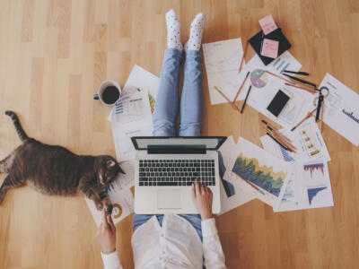 Una lavoratrice a casa in smart working con il suo gatto