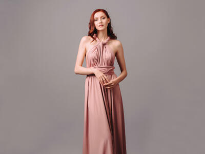 Donna con abito da cerimonia rosa